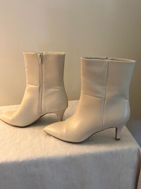 DOLCE VITA CREAM COLOR 2”heel 70’s style “Go-Go Boots  61/2